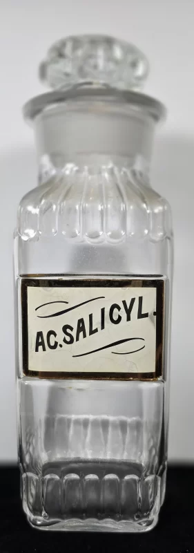 Ribbed Ac. Salicyl. apothecary jar with faceted stopper,