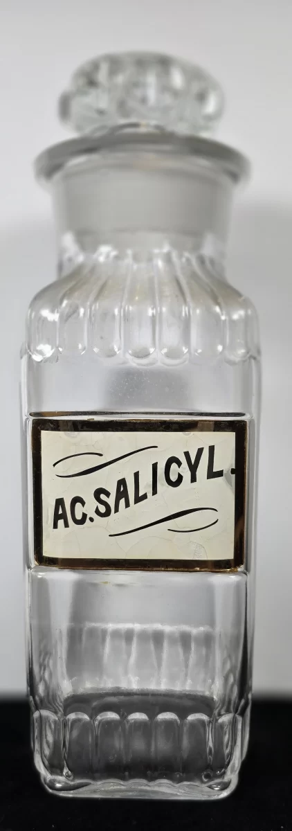 Ribbed Ac. Salicyl. apothecary jar with faceted stopper,